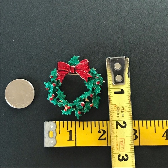 Christmas Holiday Winter Wreath pin- 2” X 2” enamel and glitter Like New - Picture 4 of 7